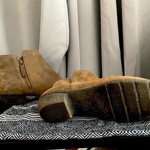 Clarks women Wilrose ankle boot taupe oiled leather 8.5 wide US